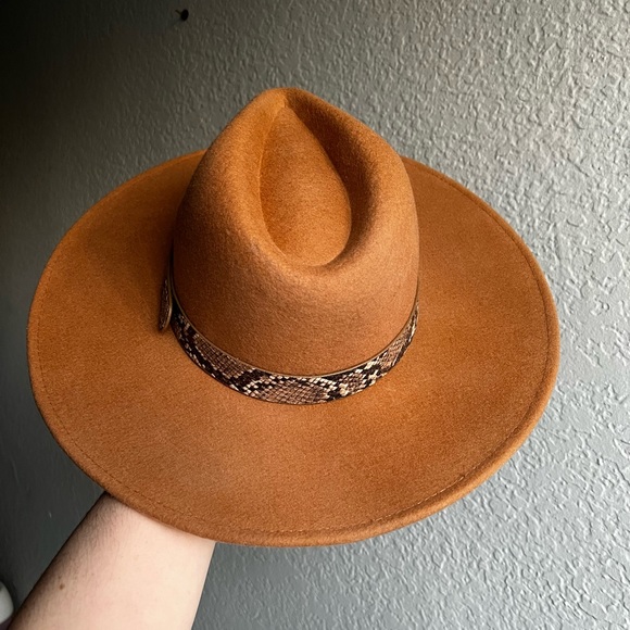 Wide-brim Hat in Camel π - Picture 5 of 9